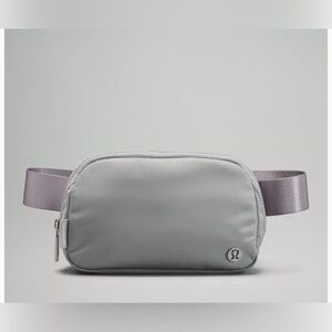 🌼lululemon Everywhere Belt Bag in Silver Drop/White Wordmark (1L)